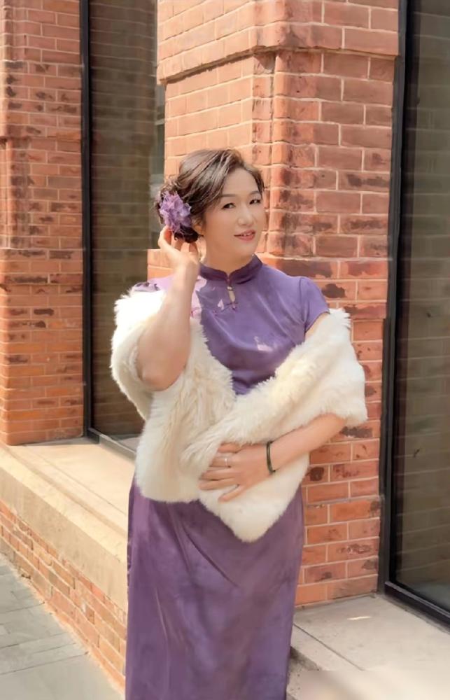 她曾被抛弃送快递，今直播过亿！前夫豪车送继母，傻眼了吧？
 
曾因寻子家破人亡，