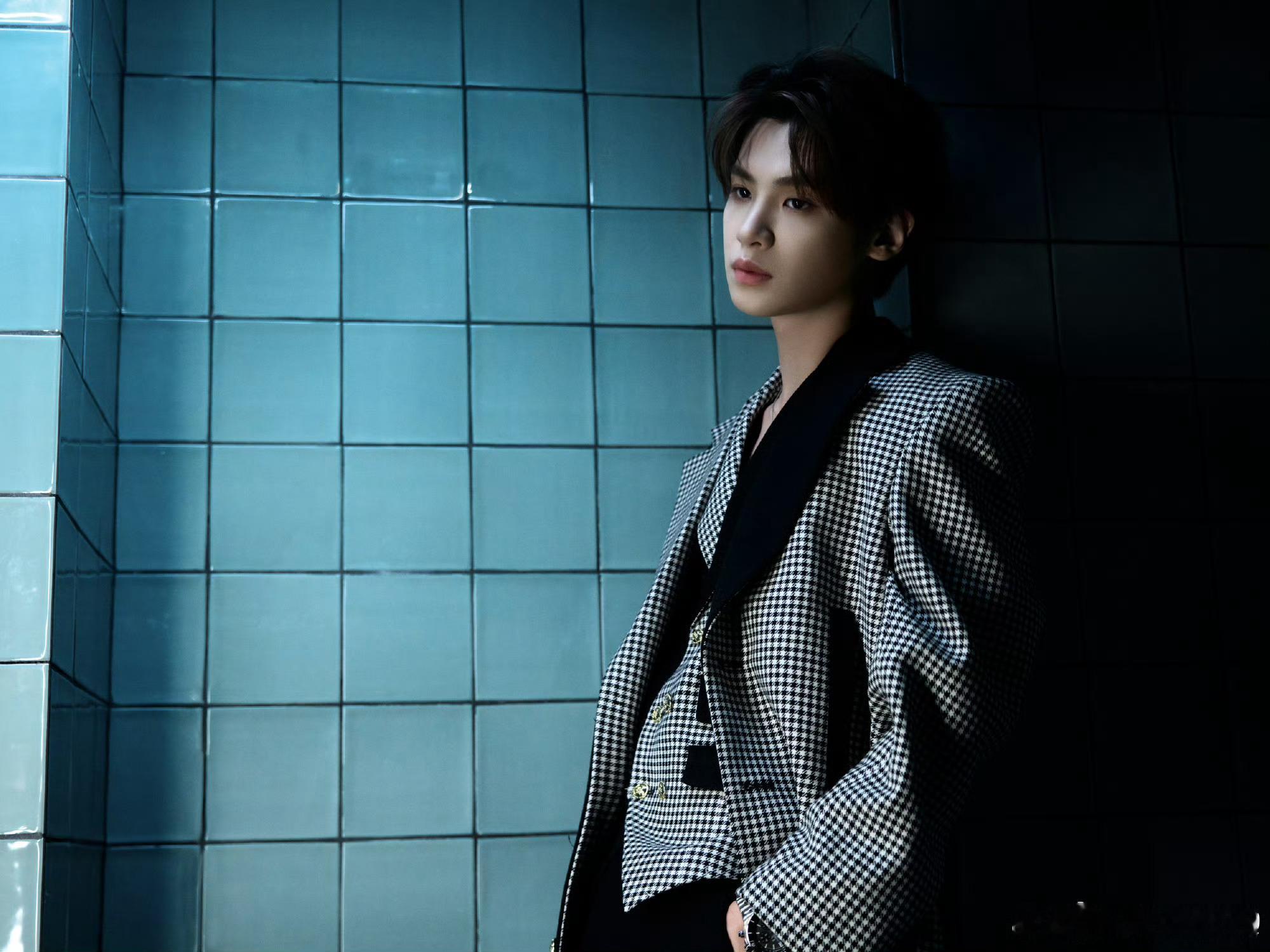 黄明昊格纹西装造型黄明昊2025国剧盛典造型大片🈶黑白格纹西装造型好帅！期待红