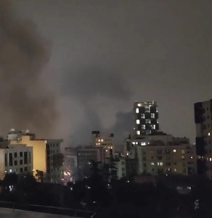 伊朗首都传出巨大爆炸声升起滚滚浓烟！以色列用飞机挂导弹炸伊朗，伊朗则用远程导弹炸