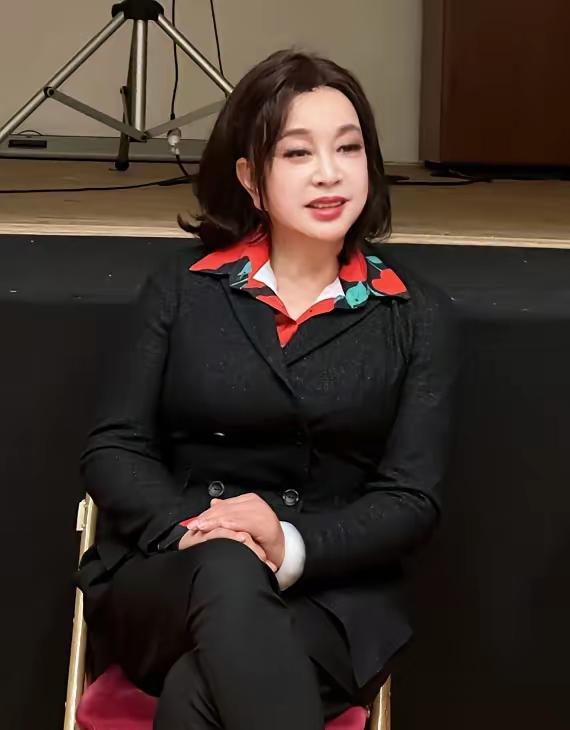 75 岁刘晓庆判了，风光半生，终究要为自己的 “欲望” 买单。2026 年 8 