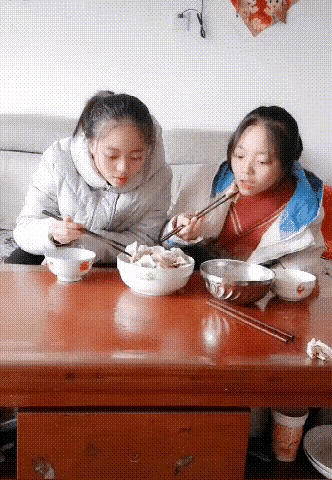 这口气厉害了，碗都才两半了。