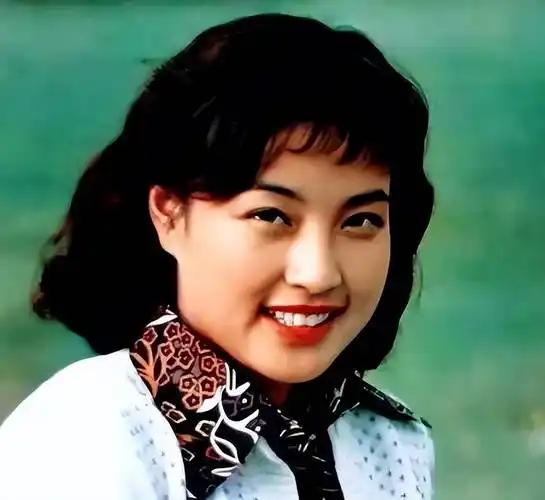 刘晓庆四十年前在自传里就写明白了：一个孤男，一个怨女，干柴烈火，稀里糊涂就好上了