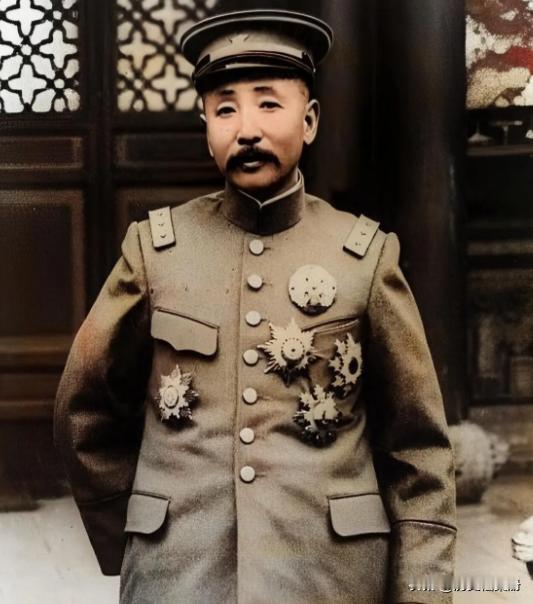 1923年，年近五旬的张作霖刚到天津，偶遇一个身材婀娜的年轻女孩，随从说：“一脸