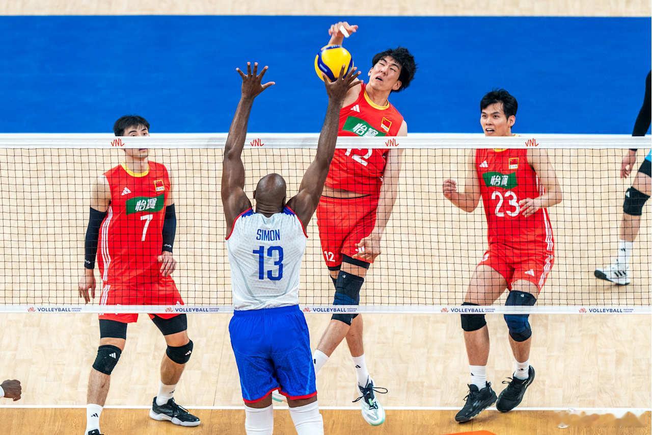 2025世界男排联赛中国男排vs古巴男排前两局：中国队1-1（20-25/25-