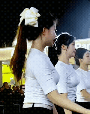 跳广场舞的姑娘们，服装统一，看起来就是好看。