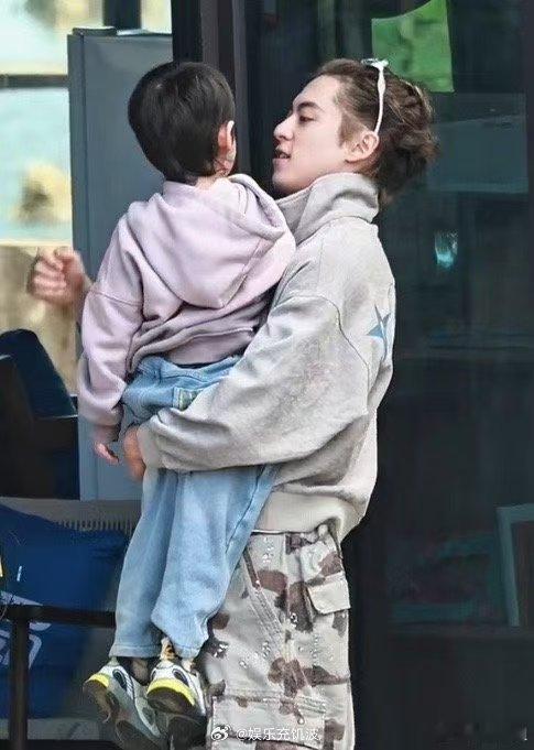 王鹤棣亲爱的客栈抱娃路透亲爱的客栈亲爱的客栈2026王鹤棣亲爱的客栈抱娃路透太治