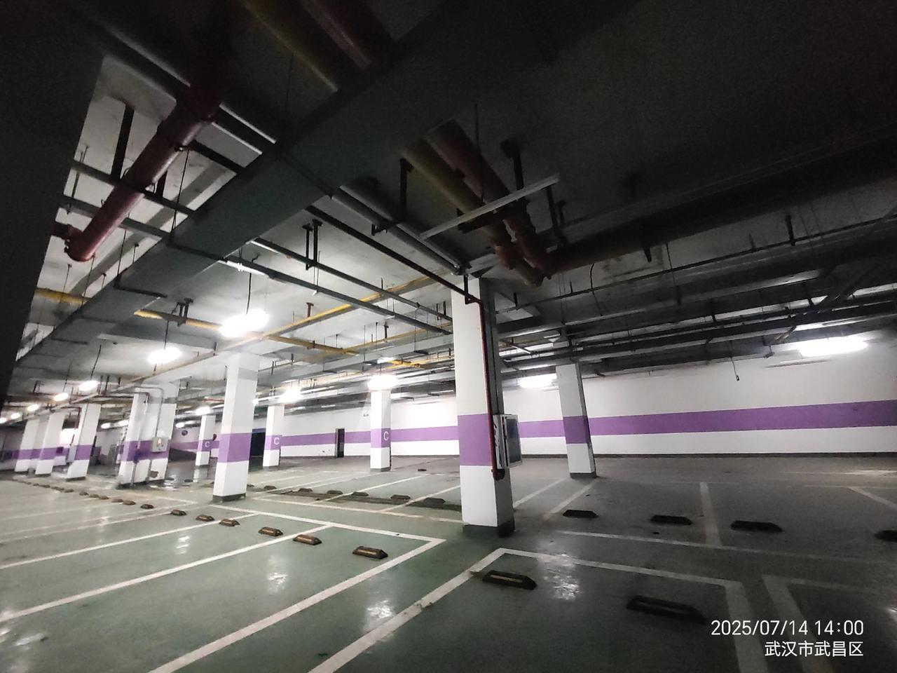 新长江滨江花园商业地下停车场7月15日盛装登场！现在充年卡送两个月停车费！车位有