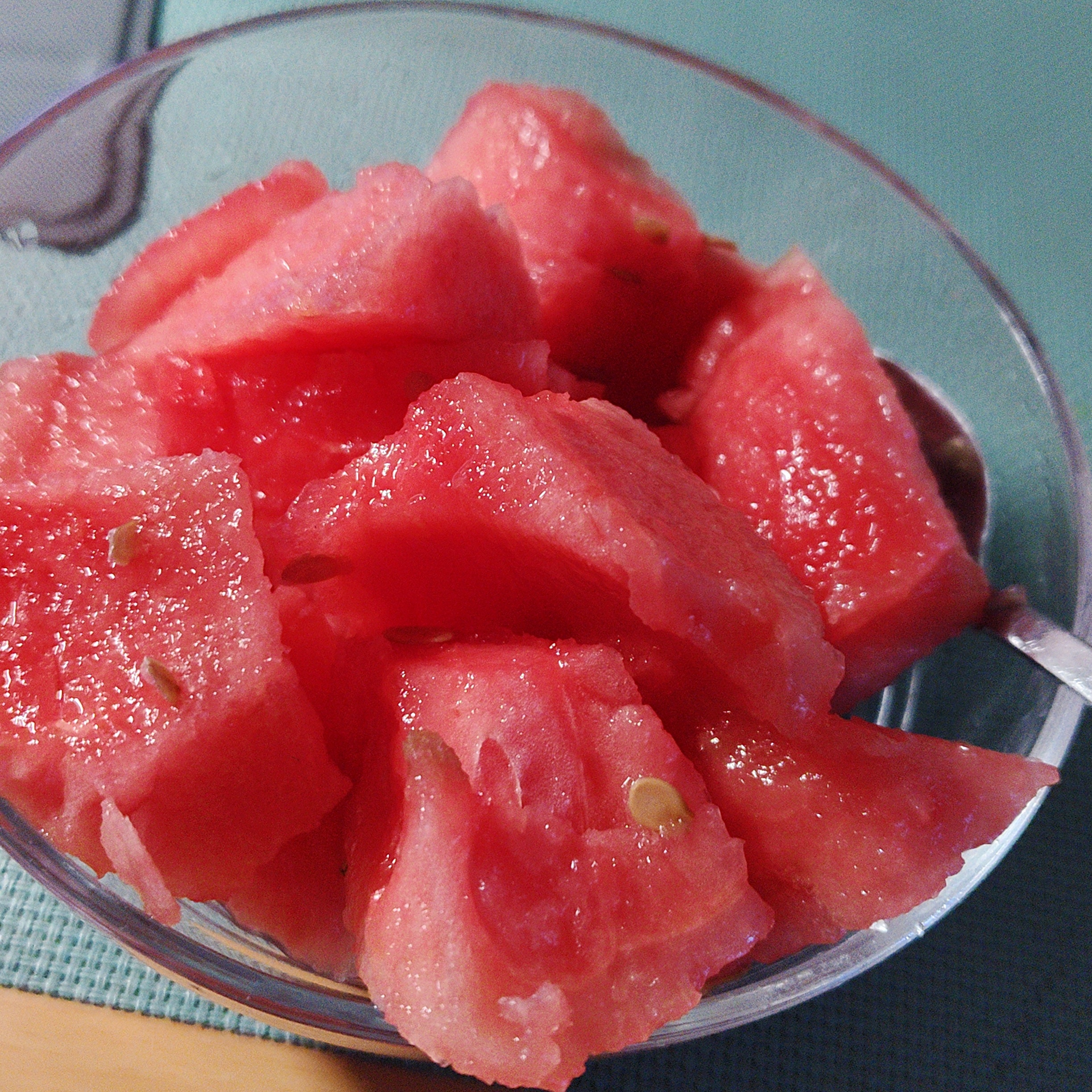 好饿，喝了酸奶吃点瓜🍉一会再吃两个鸡蛋 lucky的碎言碎语