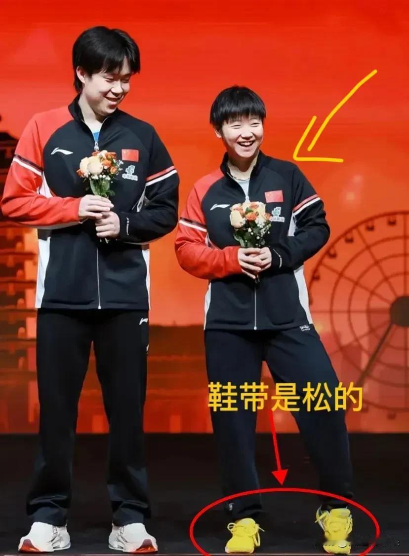 昨晚的颁奖台，

太反常了。

丢了混双金牌，孙颖莎竟然在笑？那股子明媚劲儿，差