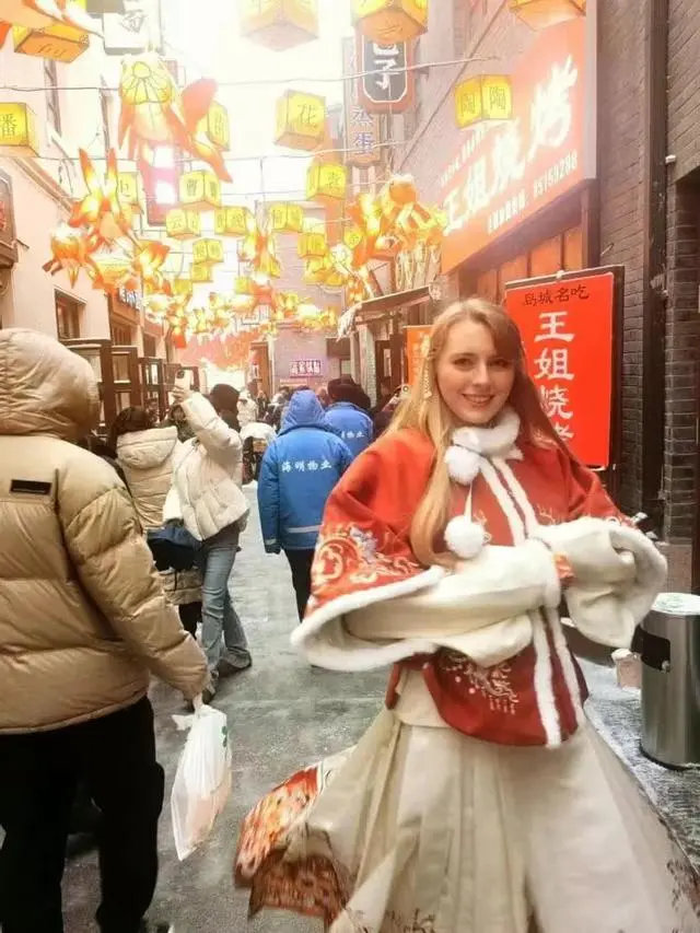 老胡认为，我们大家应该包容这位陷入“大麻合法化”争议并遭猛烈抨击的德国女生，不仅
