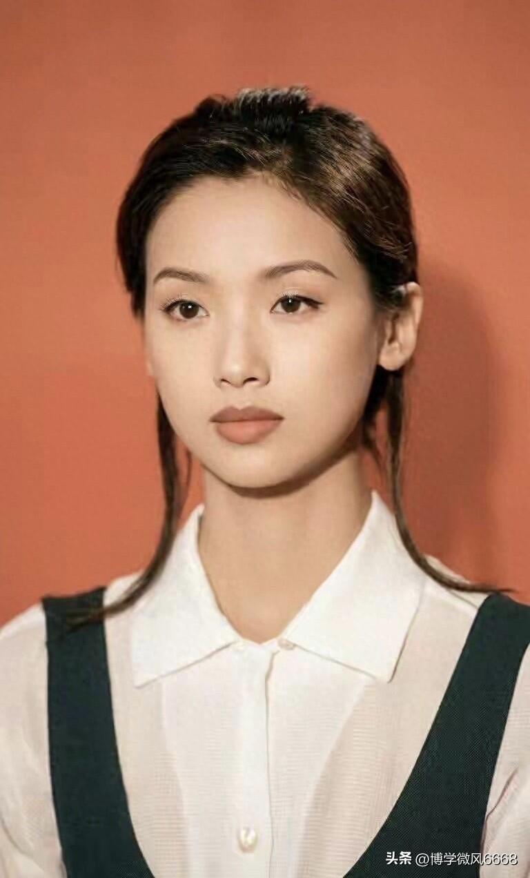 谁说眼小不好看，我觉得她是小眼睛的女演员里最美，最有气质的一位，气质不输钟楚红。