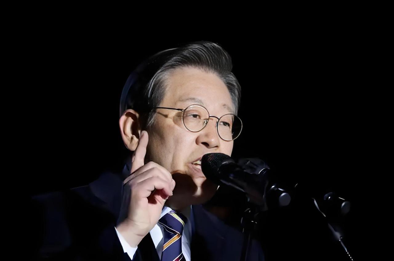 “你妈是中国人吗？”首尔街头，韩国改革新党党首李俊锡竟遭极右翼如此辱骂。这荒诞一