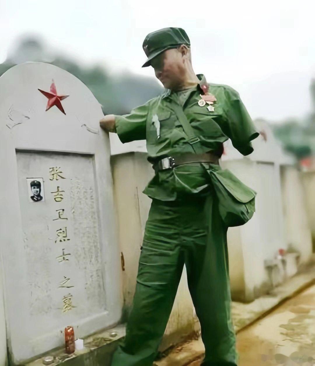 让人动容的一张老照片这一天，身为战友的老兵带着勋章，穿着旧日的军装，他用缺失的臂