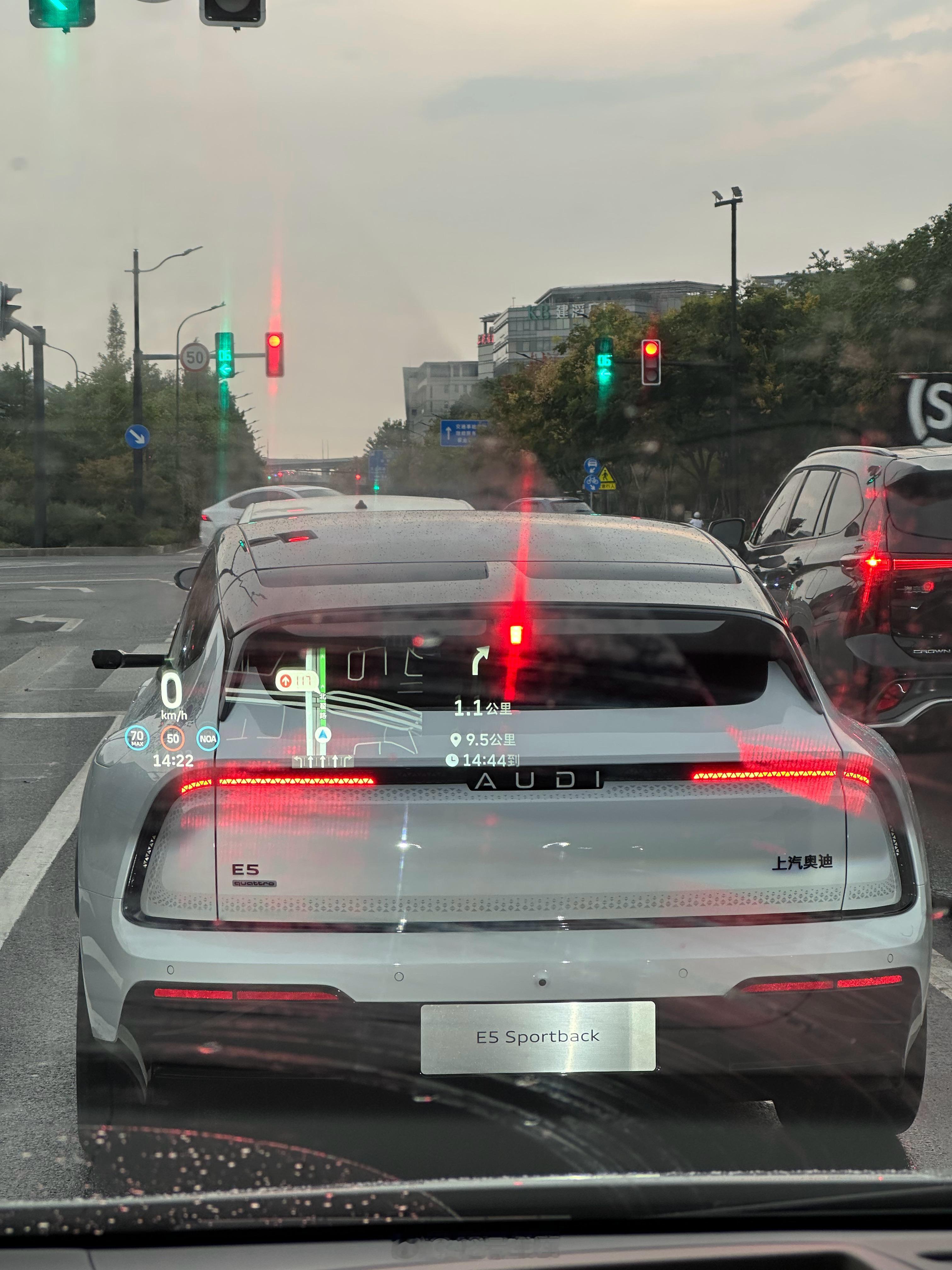 路遇上汽奥迪 E5 Sportback，外观还是挺科幻的，目前在路上的能见度不高