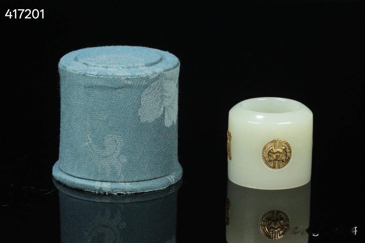 晚清  和田玉嵌银鎏金团寿纹扳指 老绣布扳指盒一套。

规格：3.15*3.78