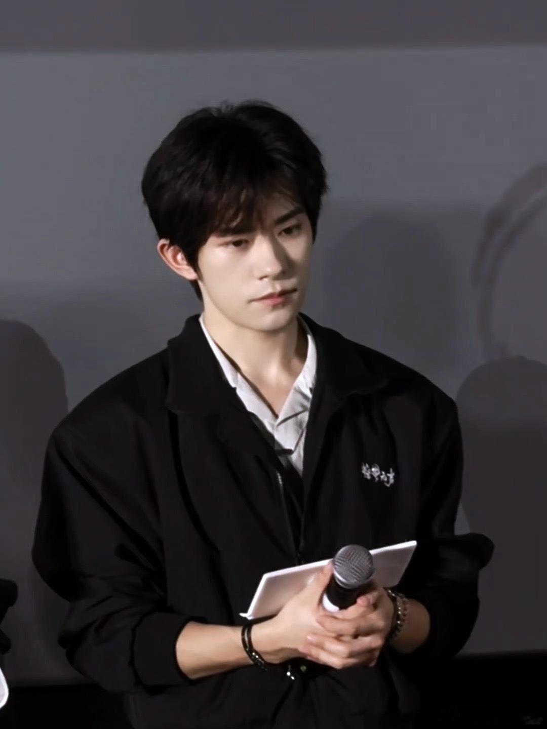 易烊千玺笑得人心都化了救命！路演现场易烊千玺的笑容，听到小朋友要写惊蛰无声进寒假