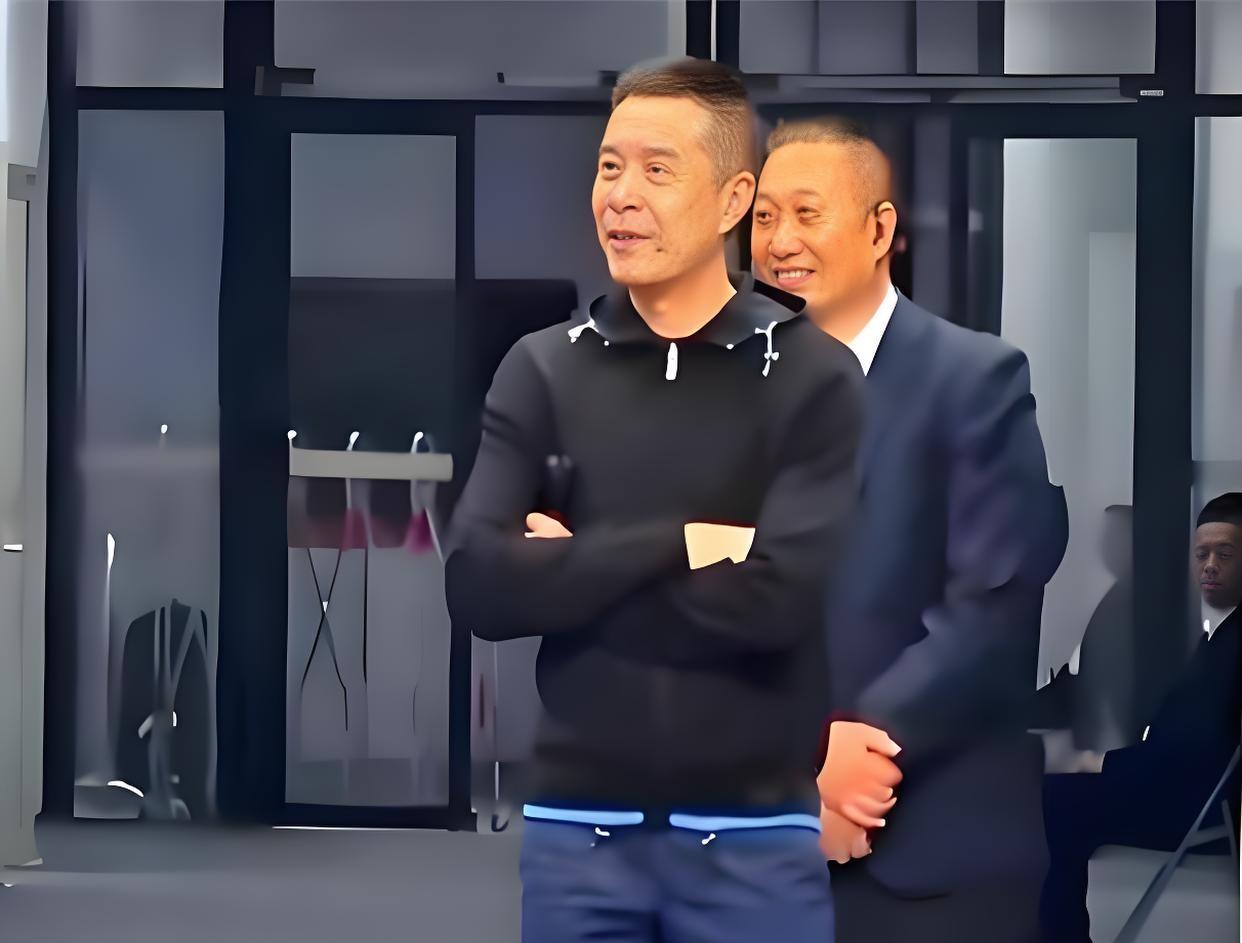 最后3秒张皓嘉的三分球让广东主场赢了，看台上都站起来了，可陈海涛没等终场哨响就先