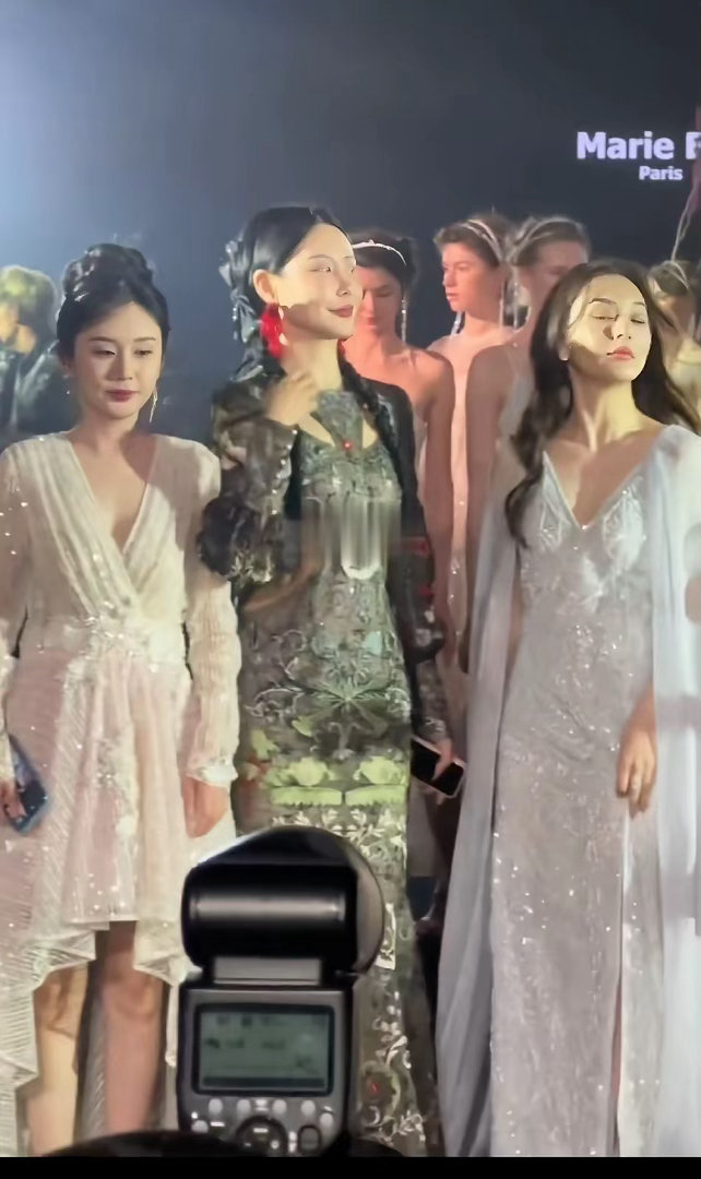 方媛虽然嫁给天王，但感觉圈子里的人并没有太高看她，网红左岸潇合影时对着方媛的眼神