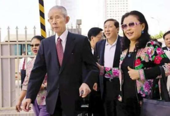 [浮云]2008年，富商王永庆离世，子女在清点遗产的时候，意外发现父亲在瑞士银行