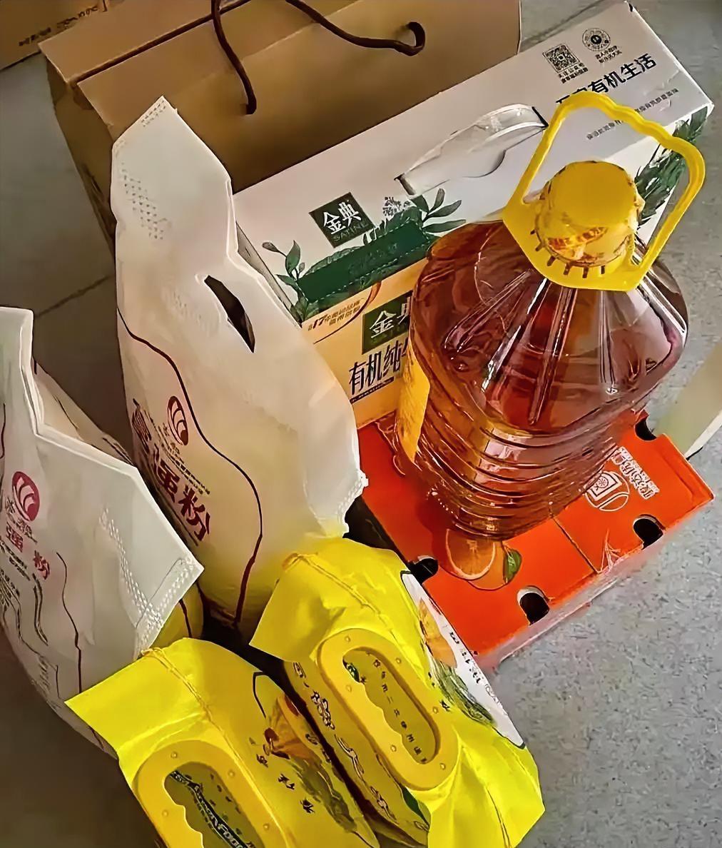 要过年了，送礼这事
我劝中青年朋友一句：
别再送长辈那种“面子货”了。包装挺大气