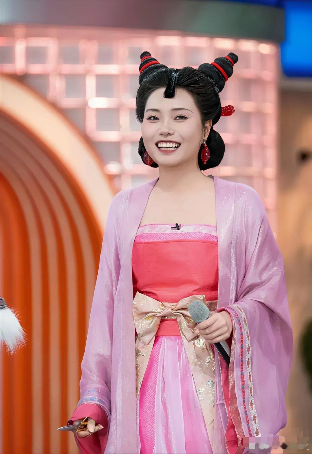 杨贵妃一角，柳岩败在资源和背景上了。成年人的世界就是这么残酷，不怪大鹏上赶着贴李