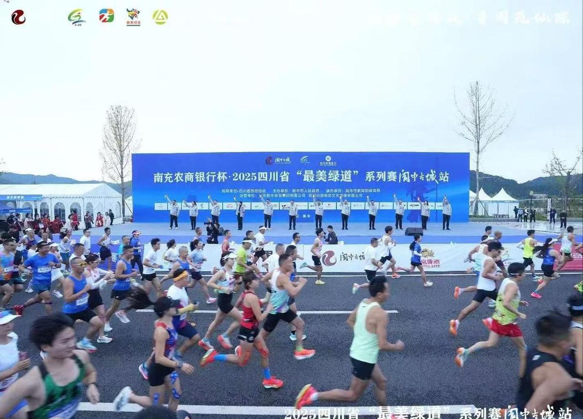 他跑起来，风都让路。
不是为了快，是为了不垮。
八成年轻人跑不是练腿，是治心。