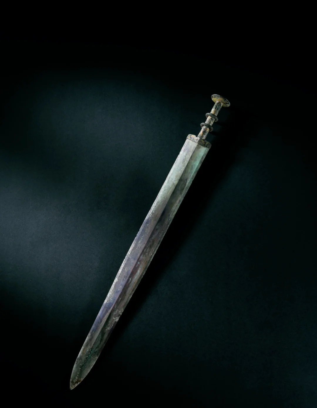 錯金銀鳥篆文越王旨殹（不光）青銅劍