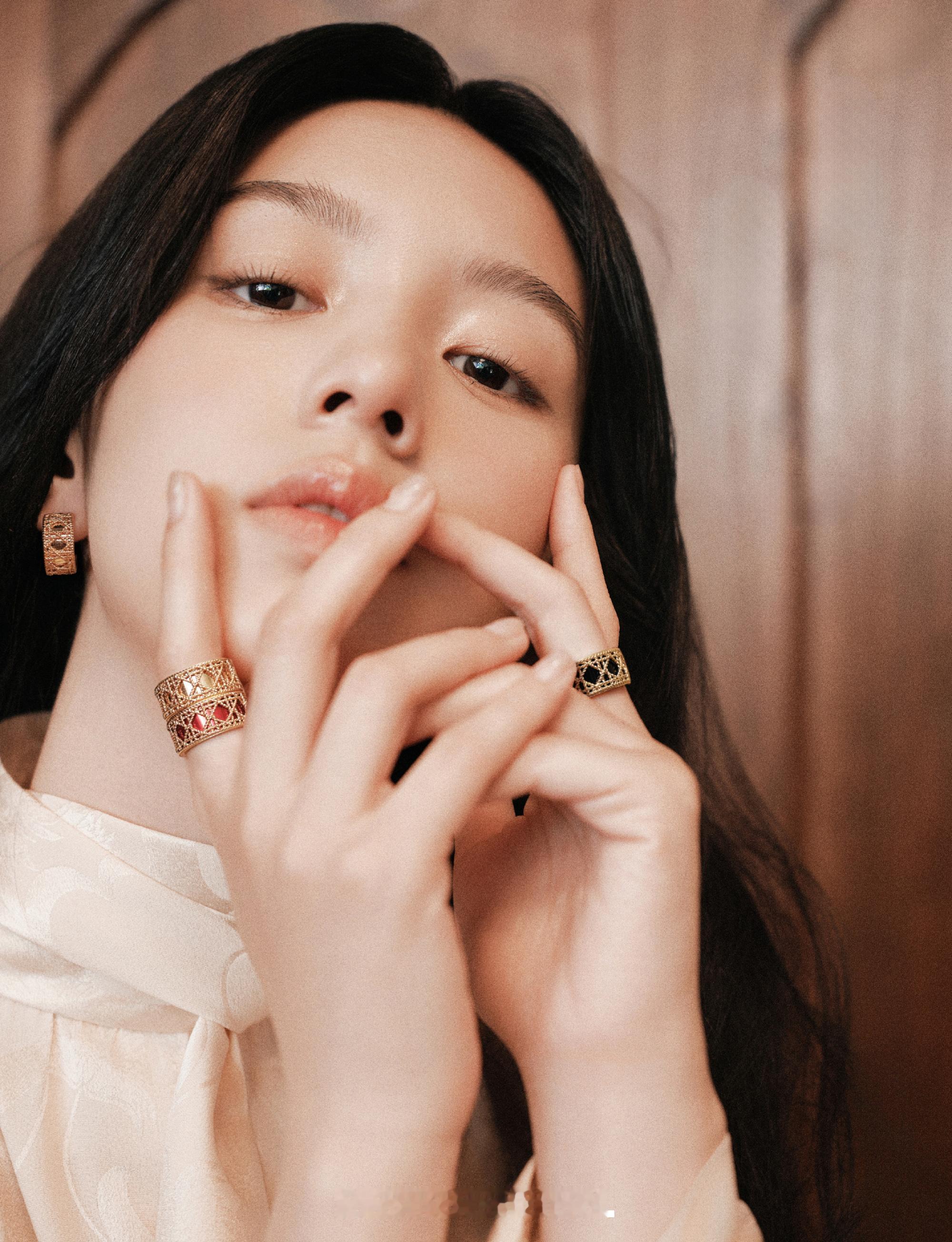 周也登封Wonderland 7月刊 倔强又柔美的Dior Girl，安静且富有