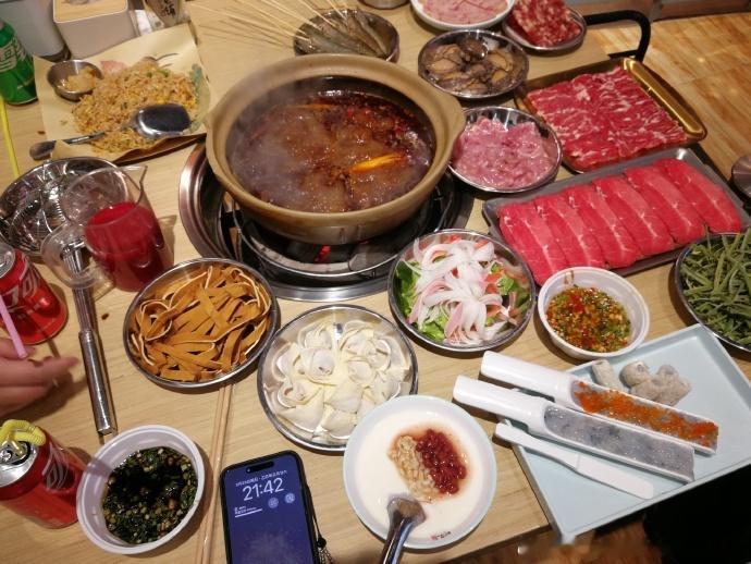 武汉也吃得太好了吧 武汉过早真的刷新认知！面窝、糊汤粉、蛋酒摆满一桌，现做现卖香