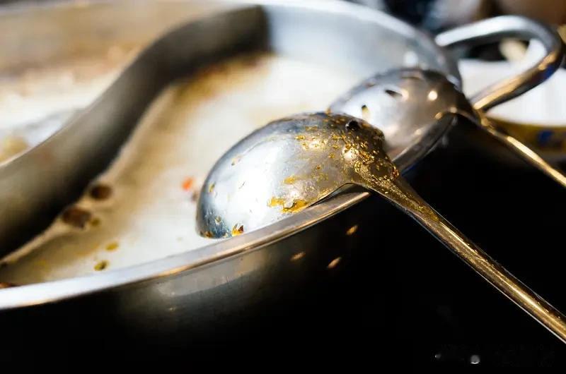 老板将顾客吃剩汤底
倒进共用锅，何解？
12月2日，有网友称在四川旅游时
吃当地