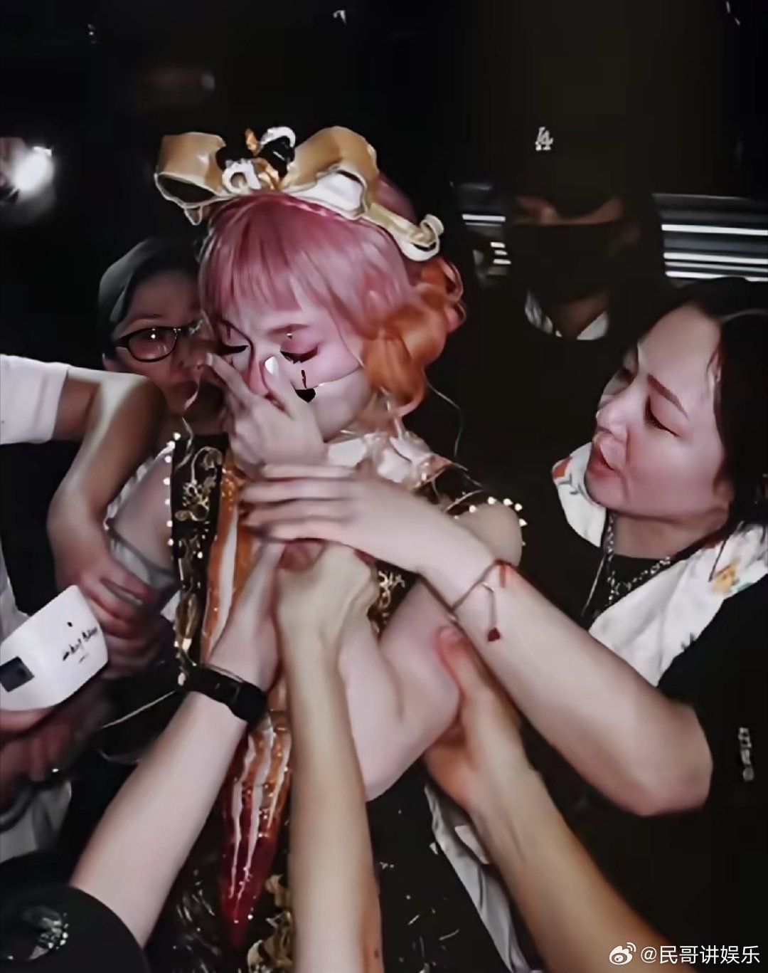 张韶涵妹妹的这个眼神，骗不了人！8月23日晚张韶涵成都演唱会现场，本来演出正在有