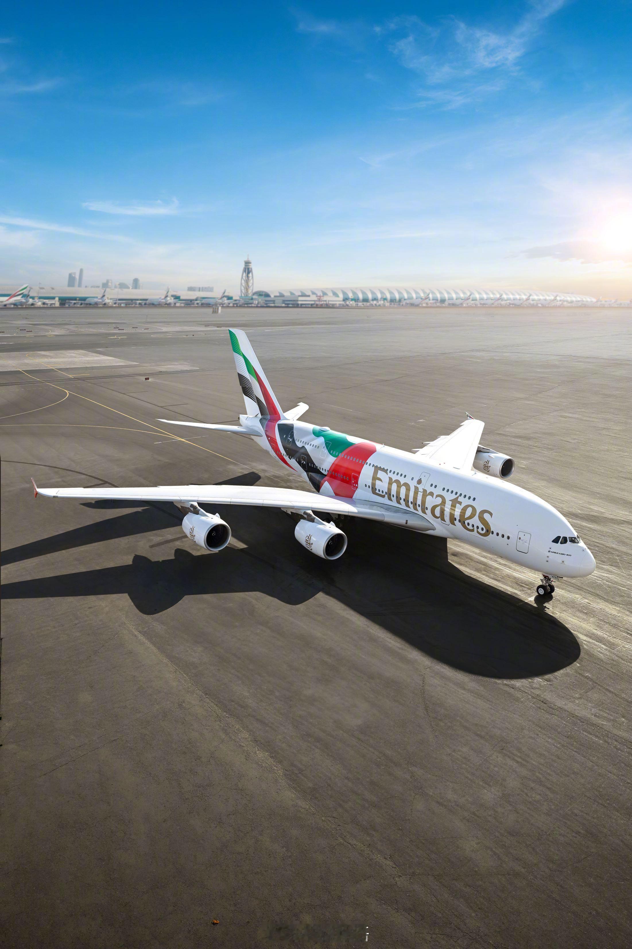 【世界飞最高的阿联酋国旗 涂在阿联酋航空A380机身上】近日，阿联酋航空在一架A