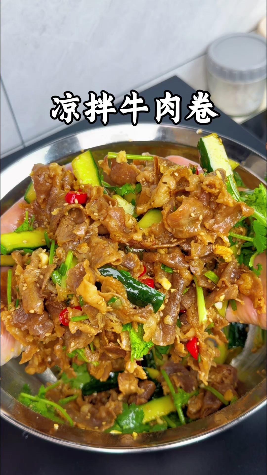 水烧开倒入牛肉卷|烫15秒捞出放凉|黄瓜、小米辣、葱、蒜末、熟芝麻准备好|一勺热
