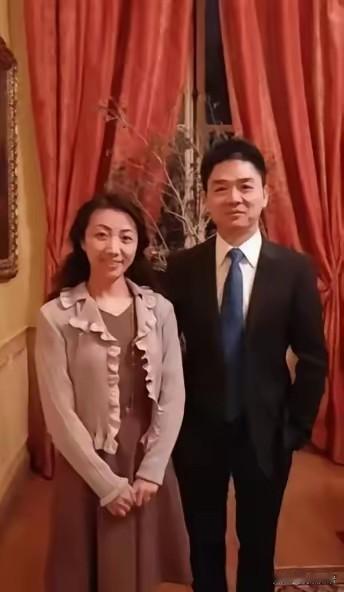 大学同学龚晓京陪着刘强东，
走过了创业阶段艰难的青葱岁月，
而东哥的巅峰时期却给