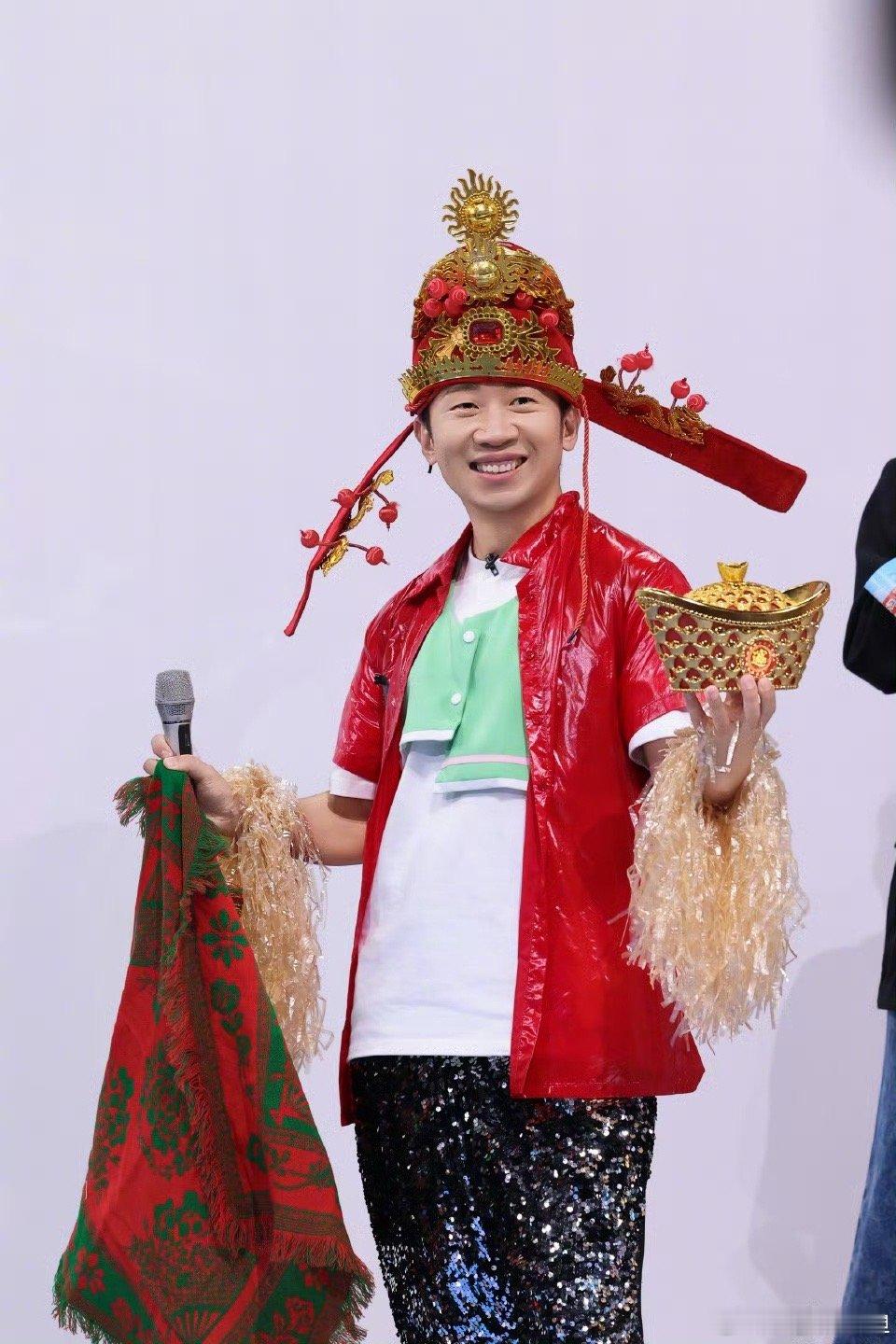 你好星期六全员秋冬限定款秋冬降温预警📣《你好星期六》全员限定款暖心上线！何炅的