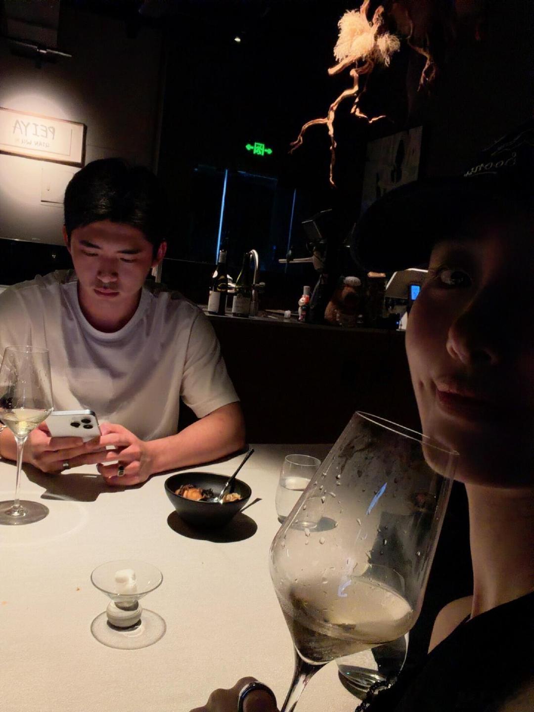 杨采钰和老公约会杨采钰晒与老公约会合照杨采钰和老公约会，暖光下整个人软软糯糯的，
