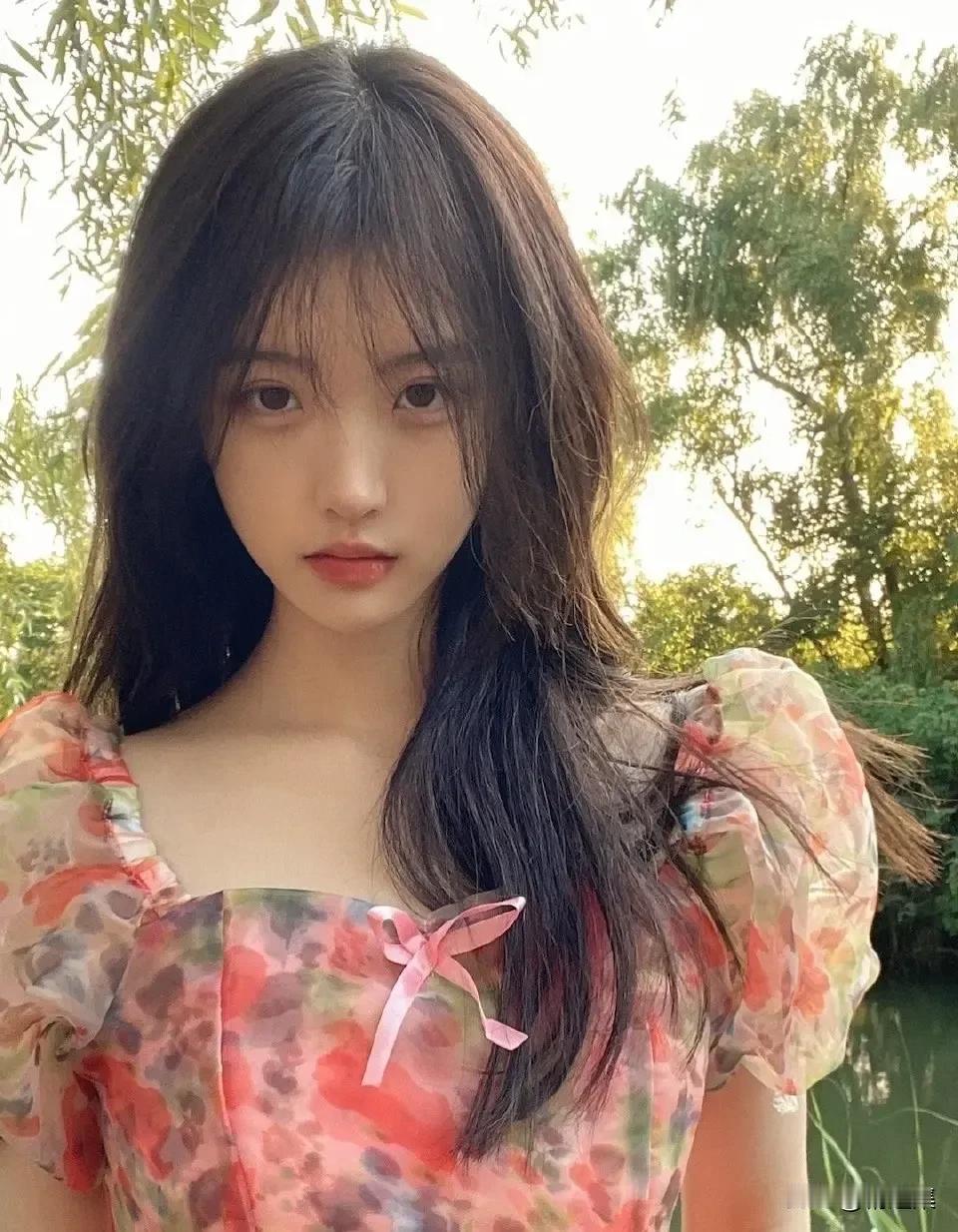 少女心满满，粉色蝴蝶结，自然清新，阳光下的美丽女孩。