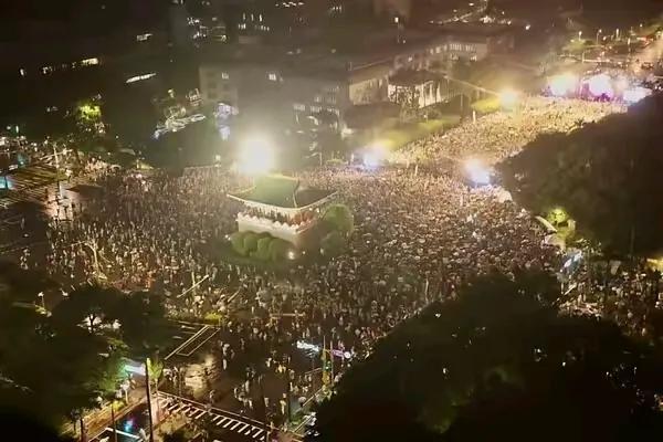 绿营罢团宣称，24日晚10万人上凯道的造势晚会。
台湾大罢免投票倒数两天，推动罢