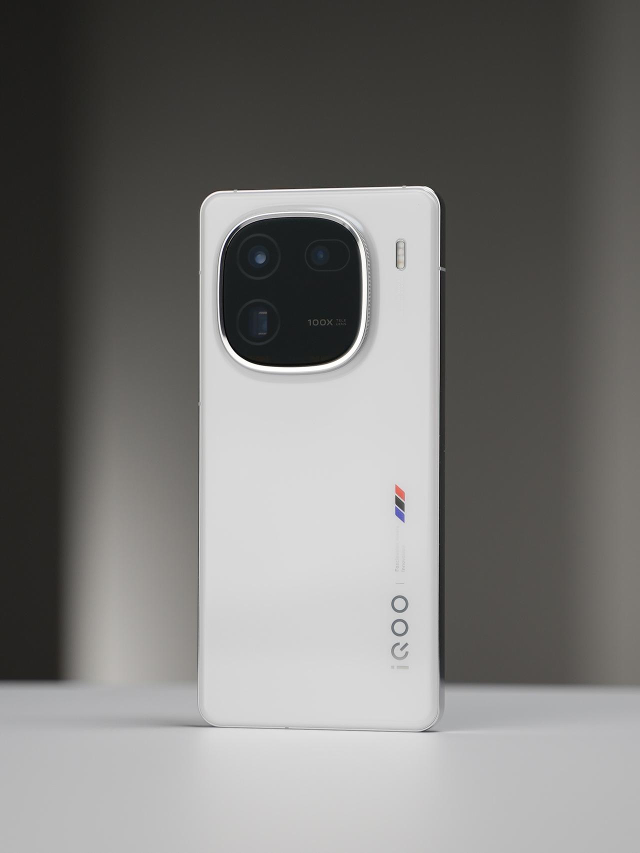 分享一组 iQOO 12 系列的图赏，大伙觉得颜值如何？更多关于 iQOO 12