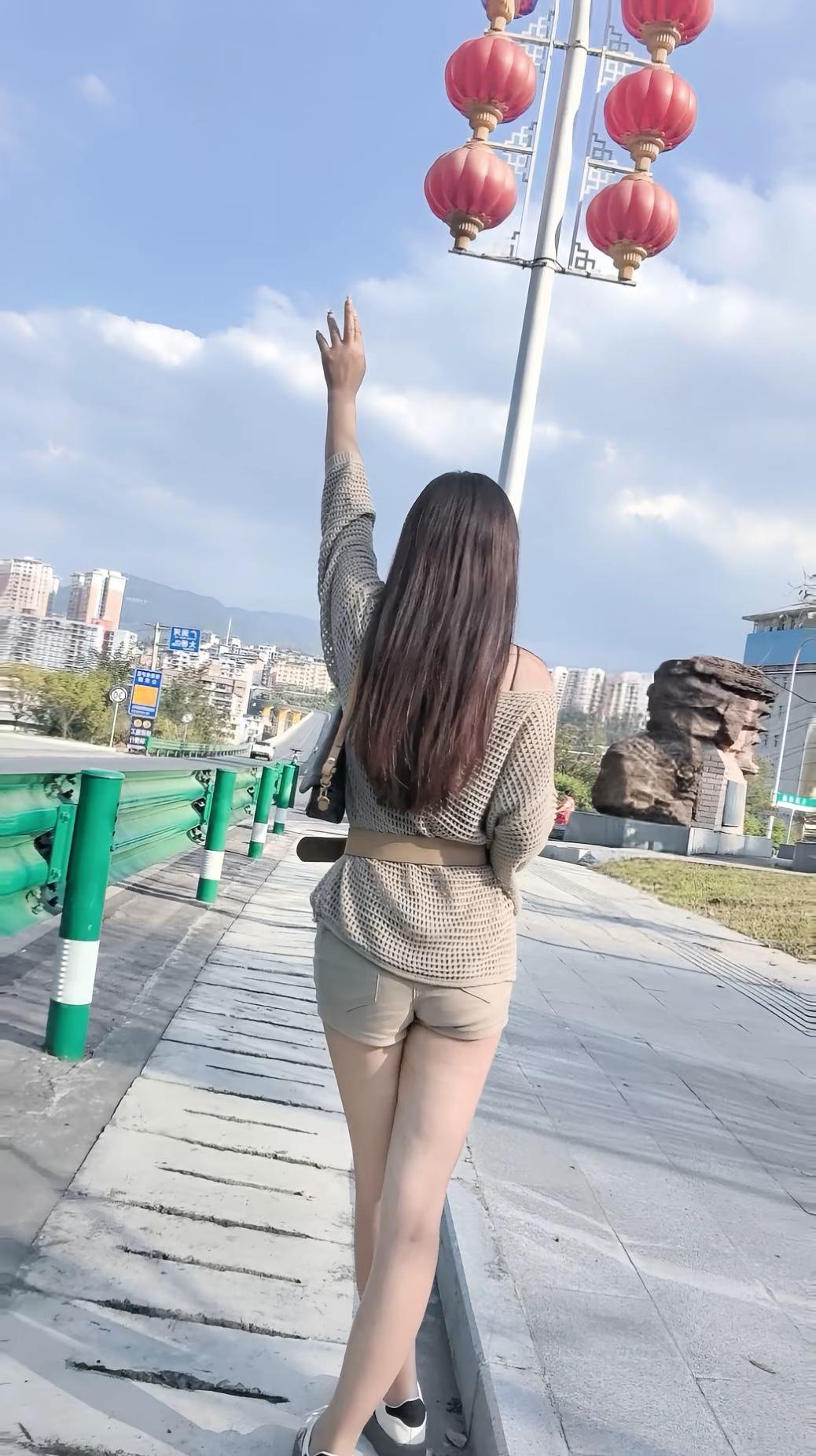 轻抚红灯笼，心随云卷舒。