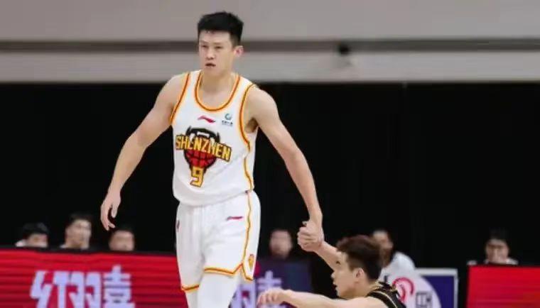 点赞！CBA职业生涯出场次数最多的10名现役球员：
1、深圳马可波罗新世纪男篮周