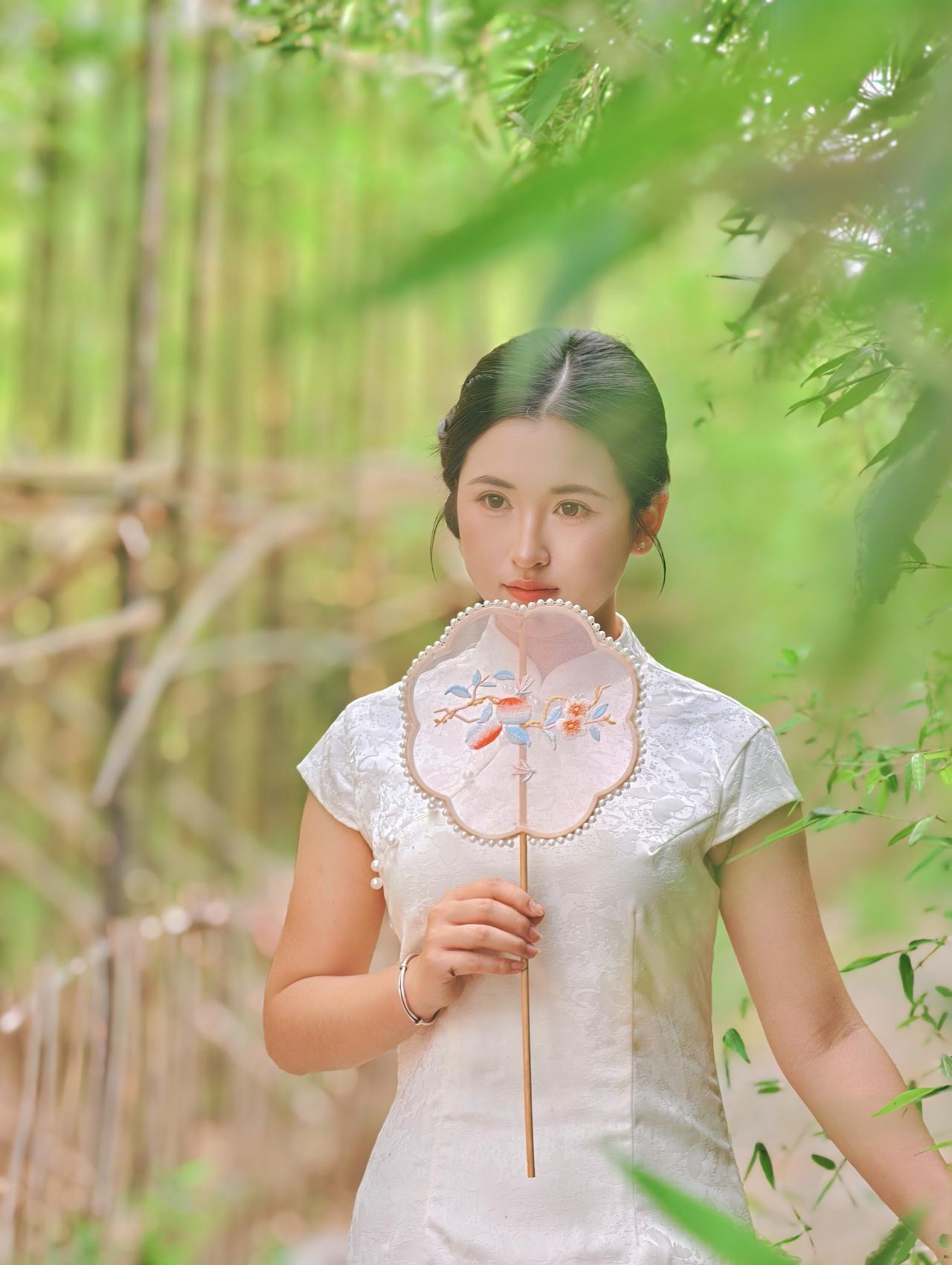 青竹掩映清逸雅致，人像融于林间，光影柔和衬得人物温婉灵动，景与人相映皆出彩。
