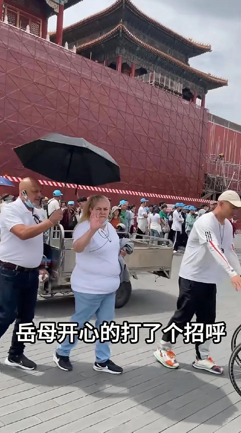 现在杨淙带着岳父岳母在外面游玩，忙的没有太多时间想起奇娜，当这游玩时间结束了，岳