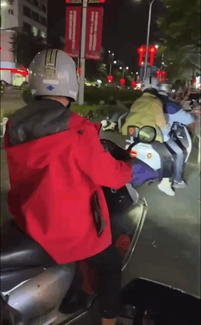 这是什么情况？脾气太冲动了吧？哥们想没想过后果呢？

看到路人视角的视频，一个哥