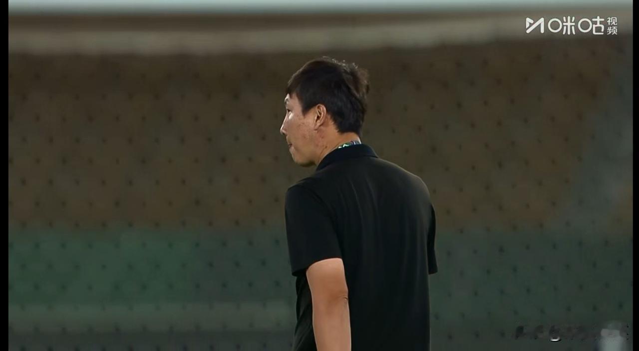 比赛结束，完败，金相植孤独的离去。
