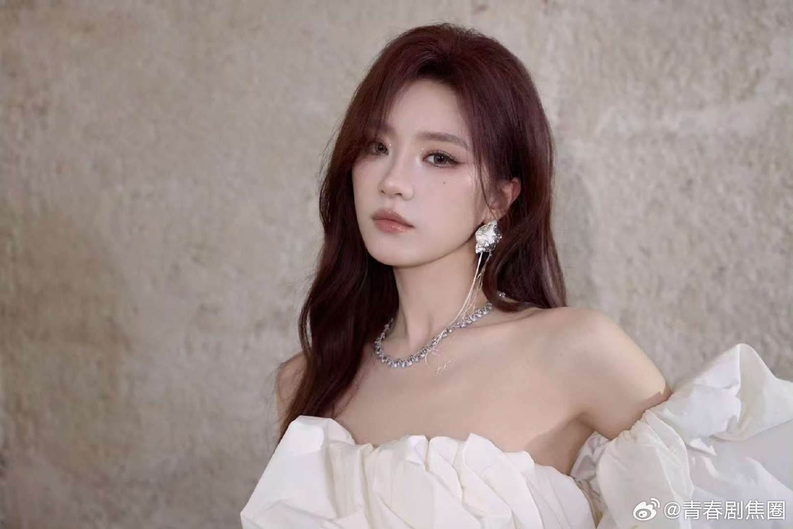 张月露腰张月总决赛妆造总决赛白裙造型恰到好处露出腰腹，紧致曲线尽显张月无可挑剔的
