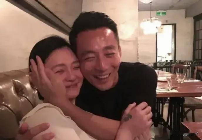 一直觉得他们才是真爱！
两个人一见钟情，她38岁生下女儿，40岁生下儿子，这已经