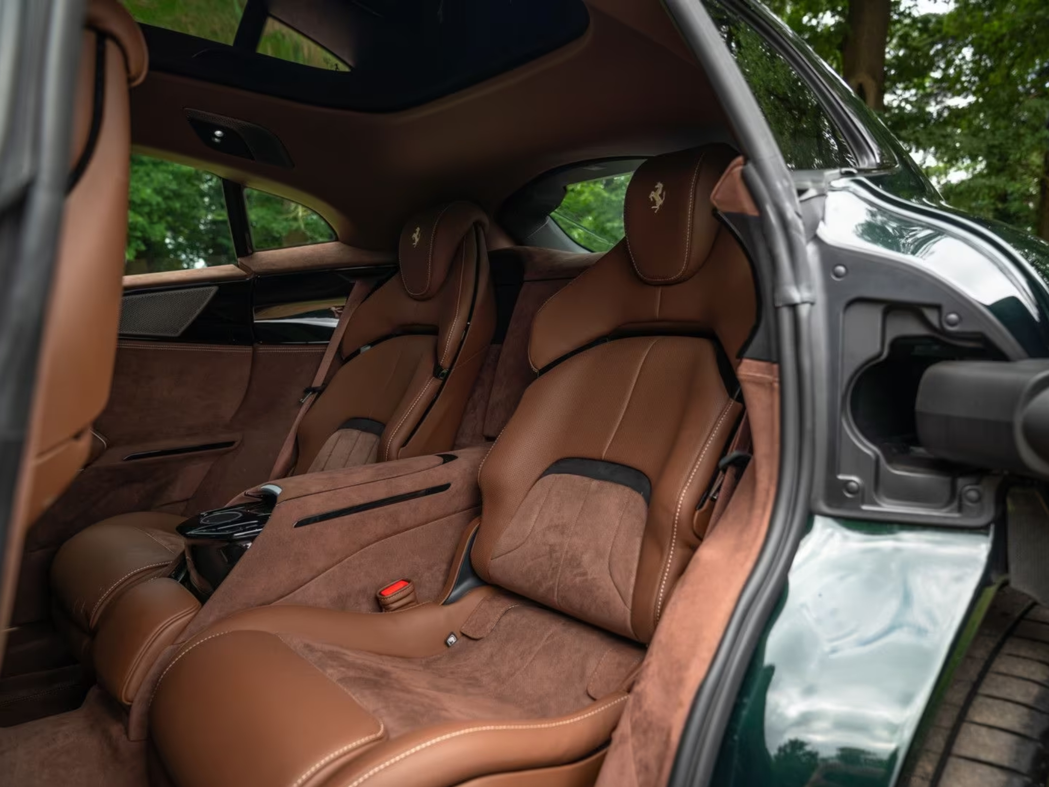 好车分享 Ferrari Purosangue，V12加上这个的配色，够老钱吧 