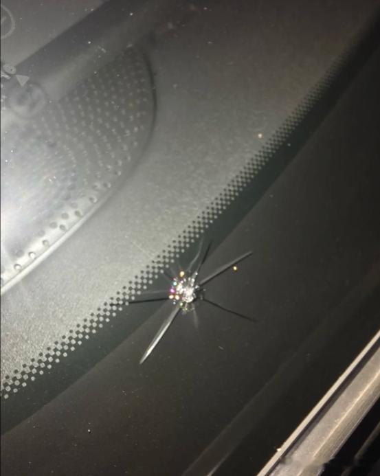 前挡风玻璃砸了个洞，修还是换？[笑cry] ​​​