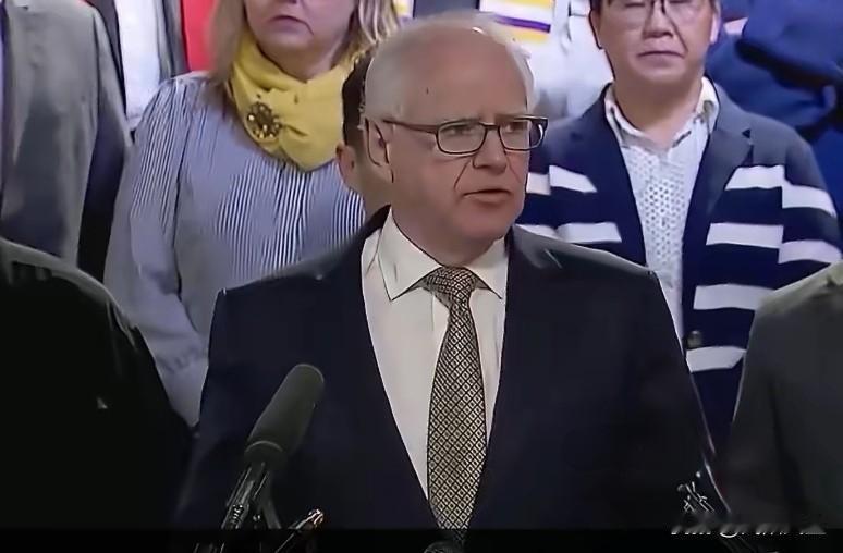 明尼苏达州州长沃尔兹谴责联邦政府行为，称其“不再掩饰白人至上主义”。

他针对副